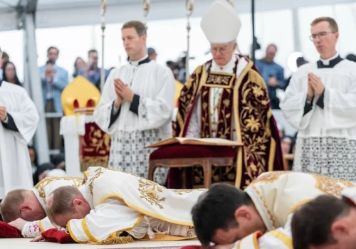 Bractwo wyświęciło biskupów. Obrona zasady dogmatycznej. Kardynał mówi o dialogu