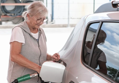 Seniorzy zatankują taniej. Mało kto wie, że dzięki tej karcie mają zniżkę