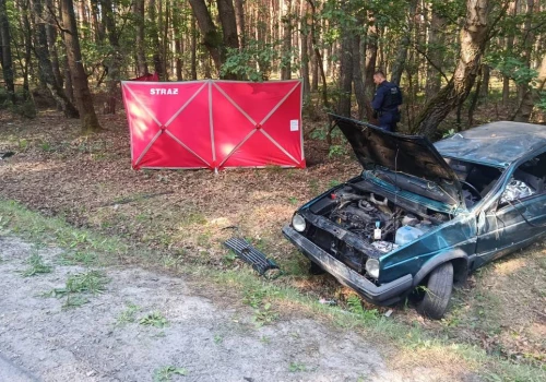 Tragiczny wypadek o świcie. Są ofiara i ranni, policja szuka jednej osoby