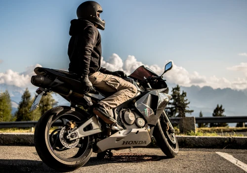 Trzydzieści cztery stopnie w cieniu, czyli nie tylko motocyklista staje się gorszy…