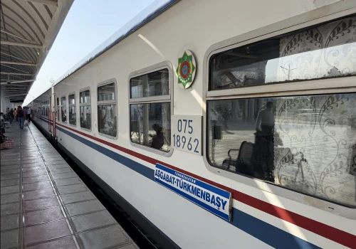 Koleją przez Turkmenistan. Marmurowe dworce i wagony z ZSRR