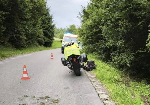 Zderzenie motocykla z rowerem. Poszkodowane trzy osoby