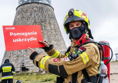 1998 strażaków na Śnieżniku. Weszli na szczyt, by nieść nadzieję chorym na nowotwory krwi