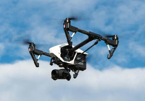 Dron do ratowania życia czy do kontroli kominów? Mieszkańcy Kołbaskowa pytają o priorytety gminy