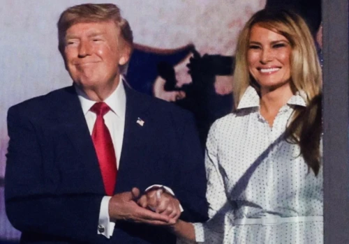 Biała suknia, 40-stopniowy upał i sekret, który zauważyli tylko najbardziej uważni. Tak Melania Trump ubrała się na 250. urodziny Ameryki