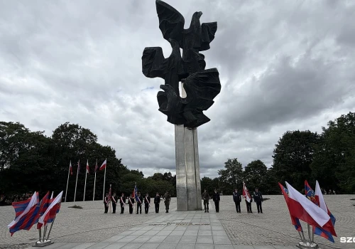 Uroczystości 81. urodzin Szczecina przed Pomnikiem Czynu Polaków