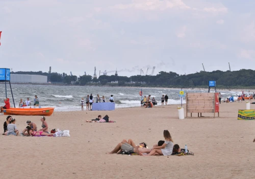 Zakaz kąpieli w Bałtyku. Czerwone flagi na plażach. LISTA