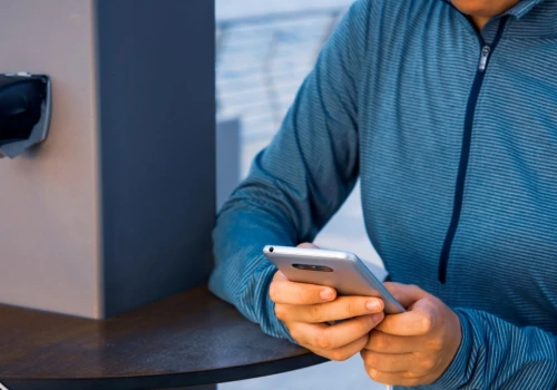 Ładujesz tak telefon na dworcu i lotnisku? Prosisz się o kłopoty