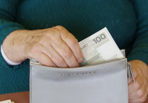 Seniorzy dostaną dodatkowe pieniądze z ZUS. Powodem jest podeszły wiek
