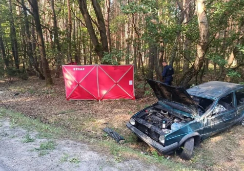 Dachowanie golfa w Świętokrzyskiem. Nie żyje 22-latek, a 19-letni kierowca miał prawie promil