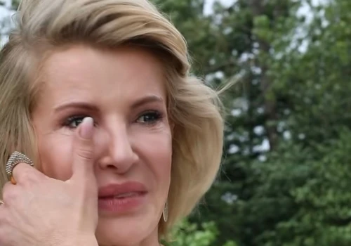 Wyraźnie wzruszona Joanna Racewicz wzięła ślub. Ale bez pana młodego