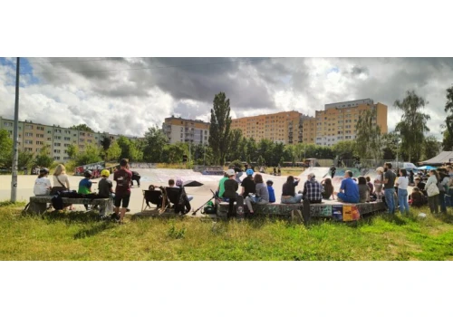 Skatepark na Karolewie pęka w szwach. Warsztaty i pokazy na otwarcie szkółki deskorolki
