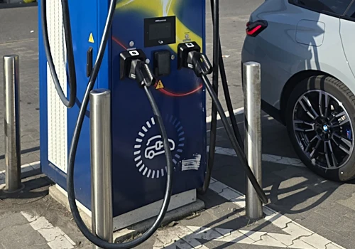 Różnica nawet 1 zł/kWh, czyli wakacyjne promocje na ładowanie. Gdzie kierowcy EV zapłacą najmniej?