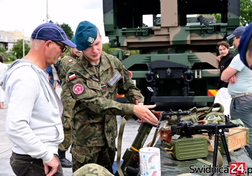 Militarne pojazdy, amerykańskie radiowozy i wielkie serca. Piknik nad zalewem Witoszówka