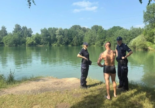 Kąpiel w zakazanym miejscu może kosztować 250 zł. Policja kontroluje zbiorniki wodne