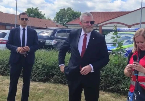 Grzegorz Braun niespodziewanie pojawił się w Lublińcu. Poparł publiczny różaniec