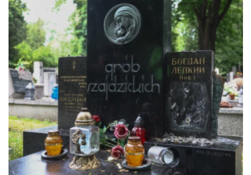 Nagrobek ukraińskiego pisarza wśród zniszczonych pomników na Cmentarzu Rakowickim