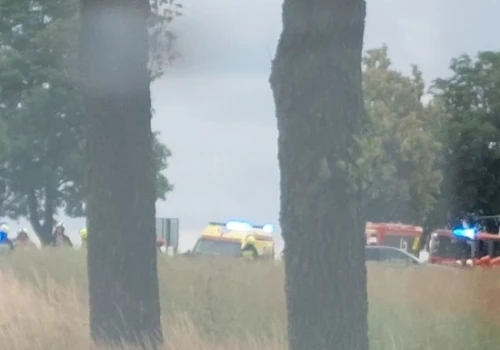 Zderzenie samochodów na drodze krajowej. Dwie osoby ranne. Lądował śmigłowiec LPR