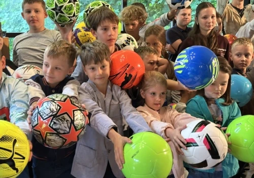 „Może wyrośnie nam kolejny Lewandowski”. Wyjątkowe nabożeństwo przyciągnęło tłumy | FOTO