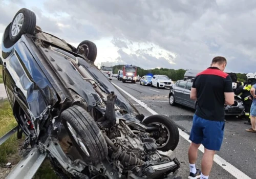 Groźny wypadek na trasie S8. Jeden z samochodów dachował, sprawca prawdopodobnie zasnął za kierownicą