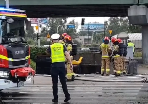 Wypadek w Warszawie. Autobus wjechał do przejścia podziemnego
