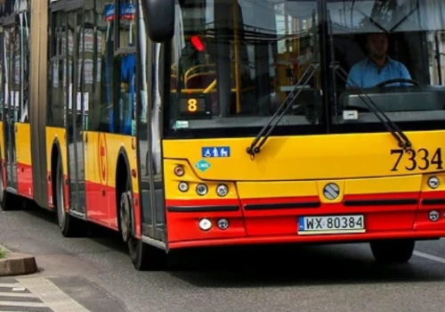 Autobus wjechał w przejście podziemne w Warszawie. Są ranni