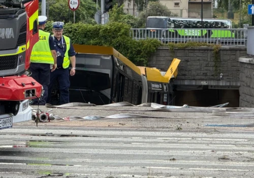 Warszawa. Autobus zderzył się z samochodami i wjechał do przejścia podziemnego