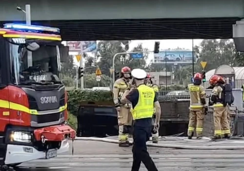 Kierowca autobusu taranował auta w Warszawie. Wpadł w przejście podziemne