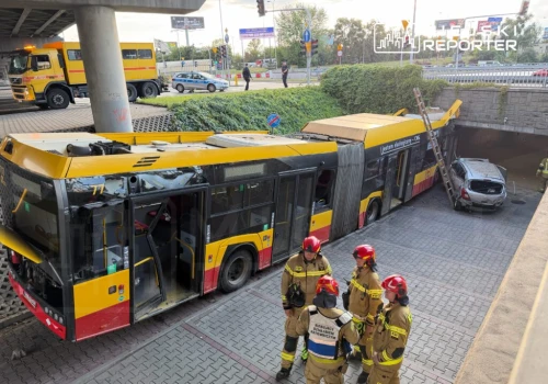 Autobus miejski staranował tramwaj i kilkanaście aut na Ochocie. Następnie wpadł do podziemnego przejścia dla pieszych!