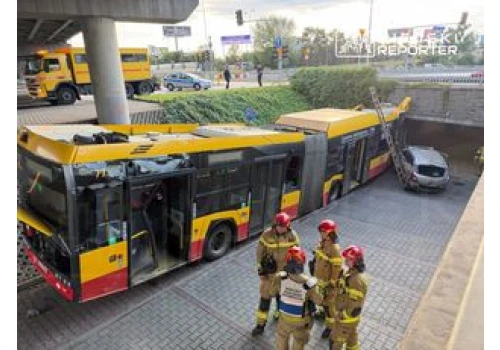 Warszawa: Autobus miejski staranował tramwaj i kilkanaście aut na Ochocie