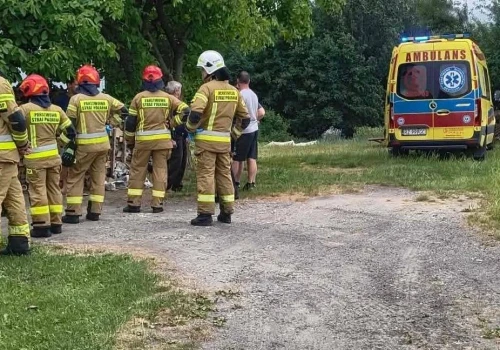 Dramatyczny wypadek na Podkarpaciu. Kobieta przygnieciona do ściany przez samochód