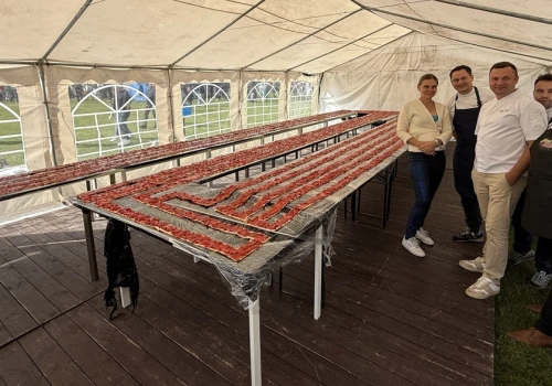 Zrobili najdłuższą w Polsce tartę z truskawkami. Rekord na festiwalu w Chmielnie