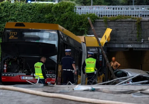 Groźny wypadek w Warszawie. Autobus staranował auta i wjechał do przejścia podziemnego