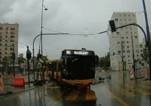 Wypadek autobusu w Warszawie. Zaskakujące nagranie z jazdy