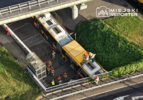 Rozpędzony autobus miejski taranował pojazdy na Ochocie. “Nie działały hamulce” – twierdzi kierowca