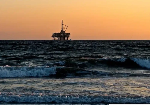 OPEC zalewa rynek falą ropy. „Stacja benzynowa świata” w Zatoce Perskiej odkorkowana