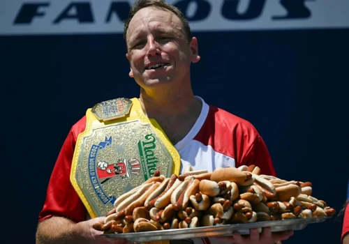 Zjadł 66 hot dogów w 10 minut i obronił „Pas Musztardowy”