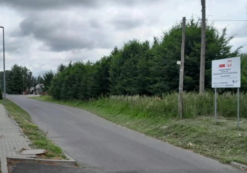 Zamówili drogę z chodnikiem. Droga jest, chodnika nie ma. Przedziwny przetarg na Jedności Narodowej w Maszewie