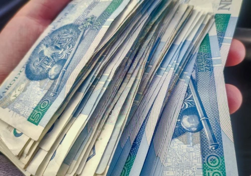 Praca na jedną zmianę, umowa i do 13 tys. zł brutto. Wcale nie liczy się wykształcenie