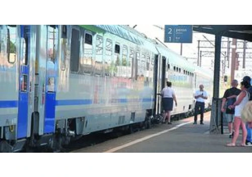 Dziewczynka na wózku miała opuścić pociąg, bo dworzec w Lęborku jest nieprzystosowany. 