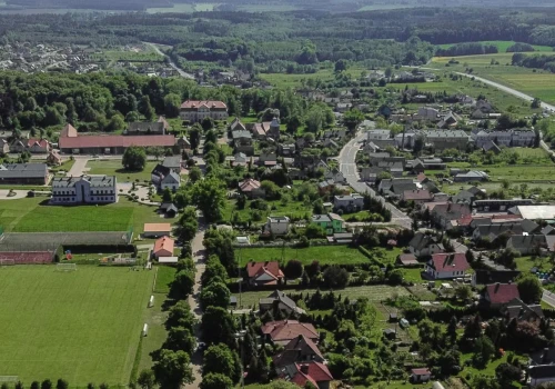Ta wieś w Polsce to wyspa dobrobytu. Pensja 13 tys. zł miesięcznie uchodzi za przeciętną