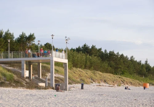 Plaża bez parawanów z platformą widokową. To dobre miejsce na urlop