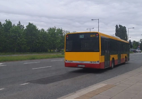 Autobus wjechał w przejście podziemne w Warszawie. Jest nagranie