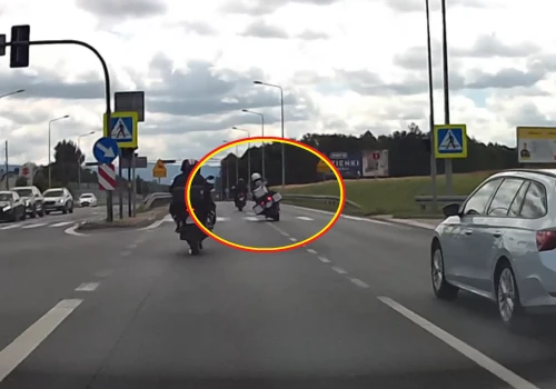 Głupkowate popisy zakończyły się wypadkiem. Ranna pasażerka motocykla