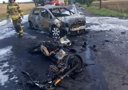 Zderzenie auta i motocykla w Pątnowie na DK 43. Pojazdy stanęły w ogniu