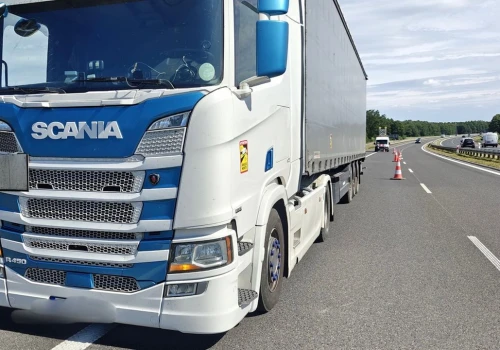 Ciężarówką pod wpływem narkotyków – 34-latek uderzył w bariery na s3