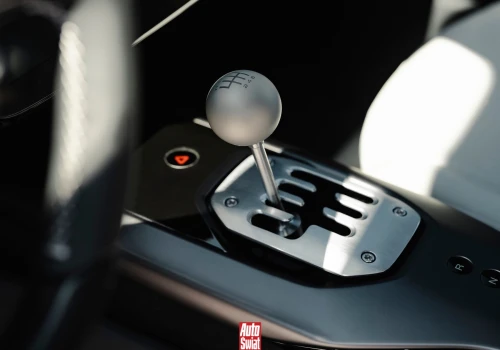 Ferrari 12Cilindri Manuale ma klasyczną dźwignię, pedał sprzęgła i… automat. Jak to możliwe?