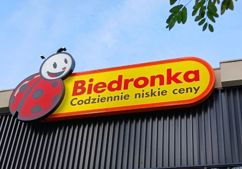 Biedronka rozsyła SMS-y do klientów. Spektakularne obniżki cen, ale są limity. Warto się pospieszyć
