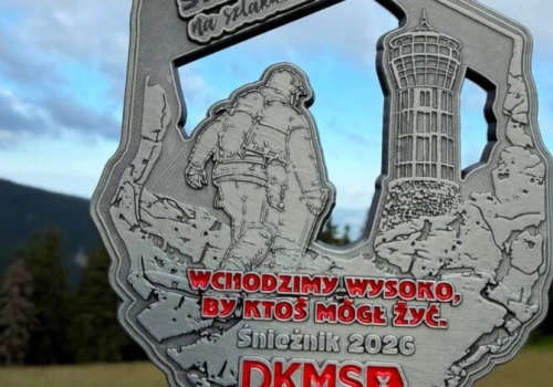 Niezwykły wyczyn strażaków na Śnieżniku! Wśród nich druhowie z powiatu piotrkowskiego