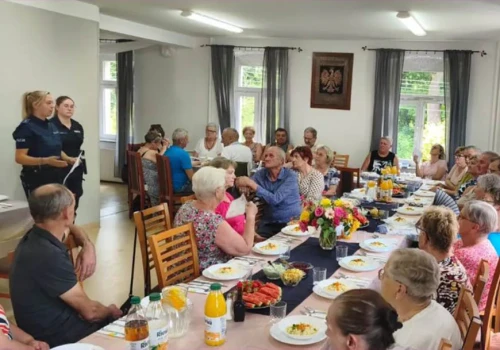 Policjanci rozmawiali z seniorami